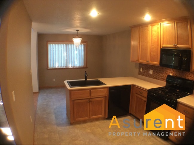 Building Photo - 2-Bedroom Townhouse Close to Hospitals, Great Private, Central Location!