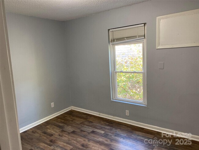 Building Photo - 3805 Miriam Dr