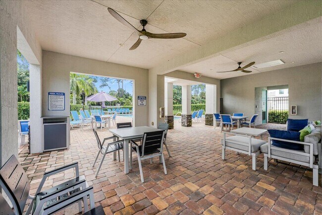 Building Photo - 6818 Pointe of Woods Dr