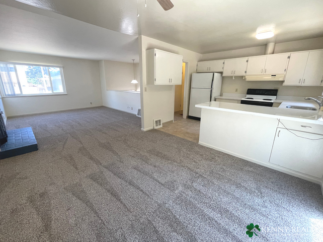 Building Photo - Three Bedroom, Two Bathroom with Large Bac...