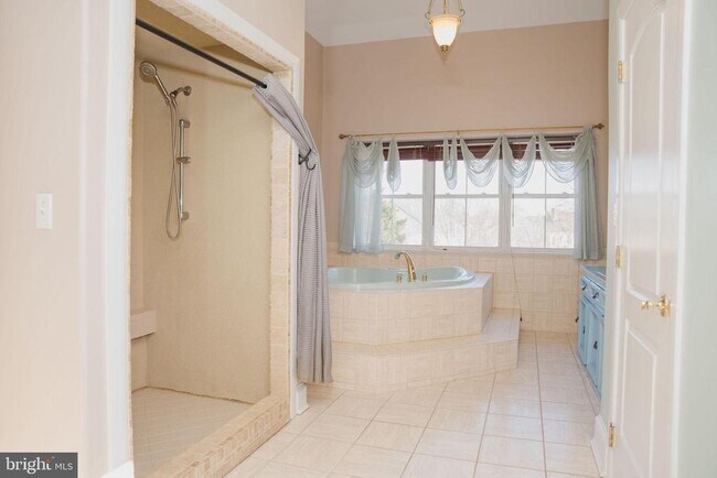 Building Photo - 6902 Tower of London Dr