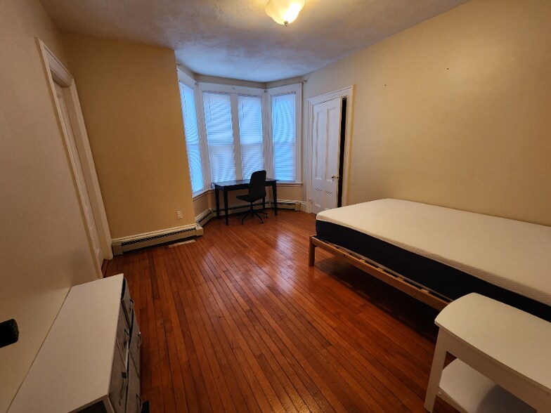 Primary Photo - 66 Brook St