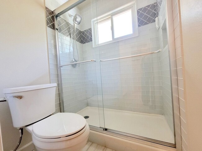 Building Photo - 3 Bed, 2 Bath Single-Level Gem with Firepl...