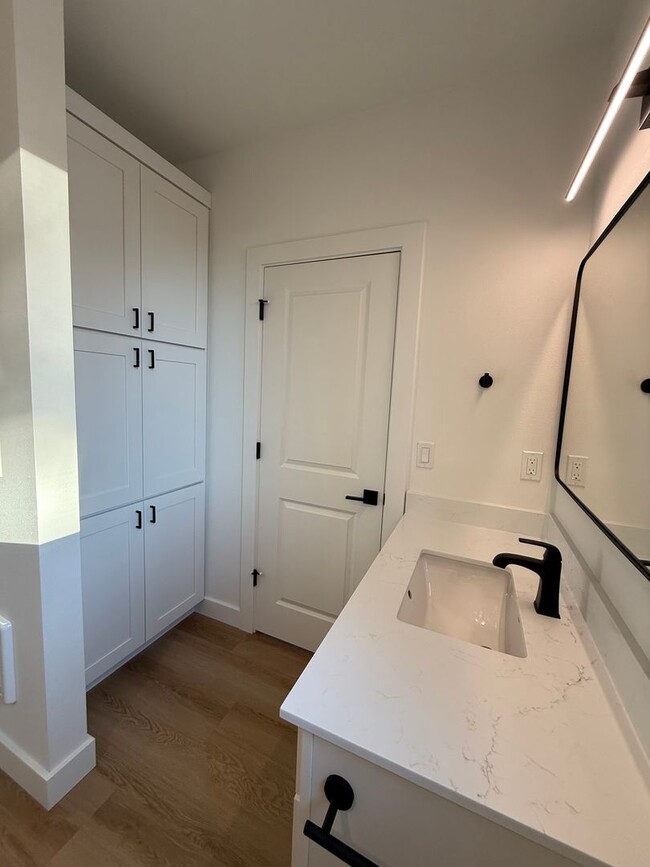 Building Photo - Brand New Modern 2 Bed/ 1 Bath Triplex - Near Old Mill District