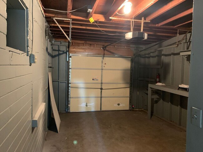 Building Photo - 760 Greenway Pl