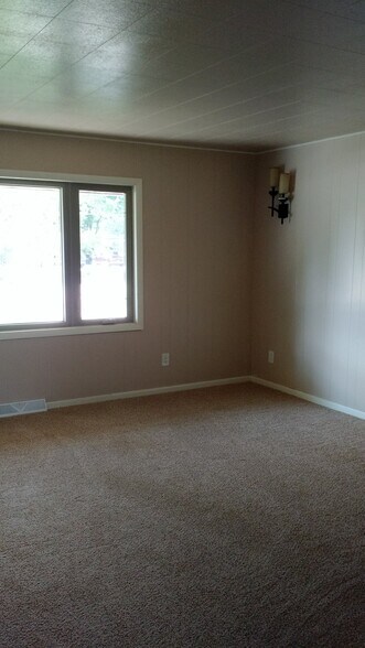 Building Photo - N2724 Duvenick Ln