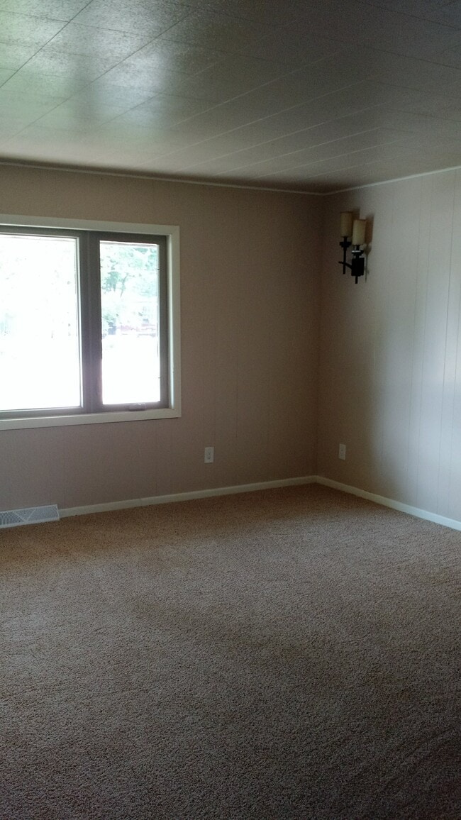 Building Photo - N2724 Duvenick Ln