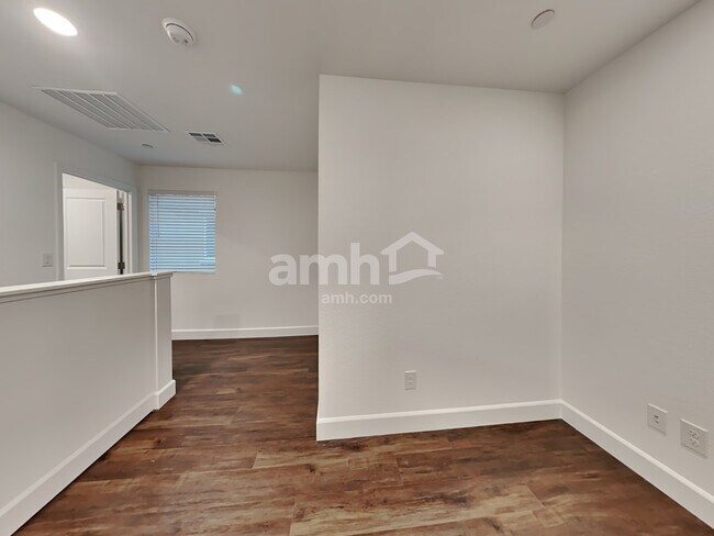 Building Photo - 132 Charmante Tulip Ln