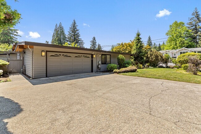 Building Photo - Beautiful West Facing Houghton Home with p...