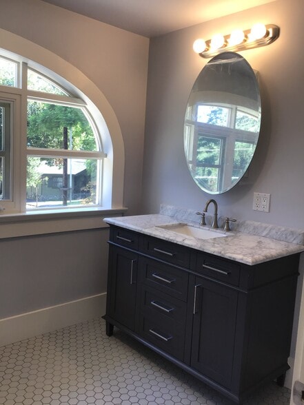 Second story shower and toi - 535 Prescott St