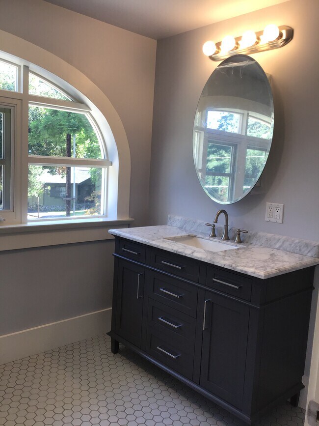 Second story shower and toi - 535 Prescott St