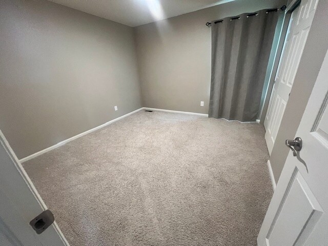 Building Photo - 823 Charlton Dr