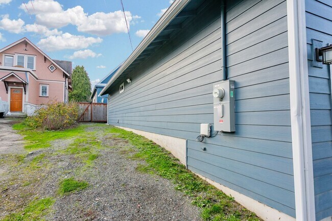 Building Photo - 927 S Cushman Ave