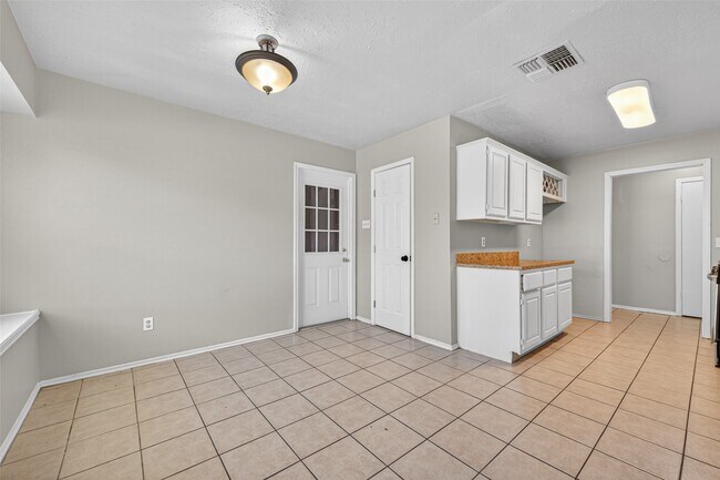 Building Photo - 2310 Woodwind Dr