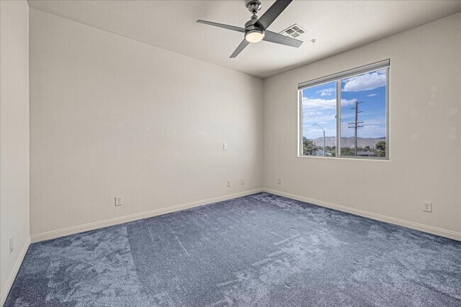Building Photo - 56923 Ivanhoe Dr