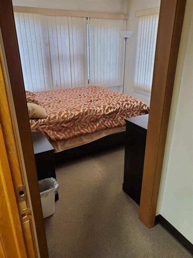 Building Photo - 7 Bed 2.5 Bath House for Rent
