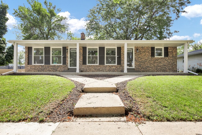 Building Photo - 834 Harding Ave