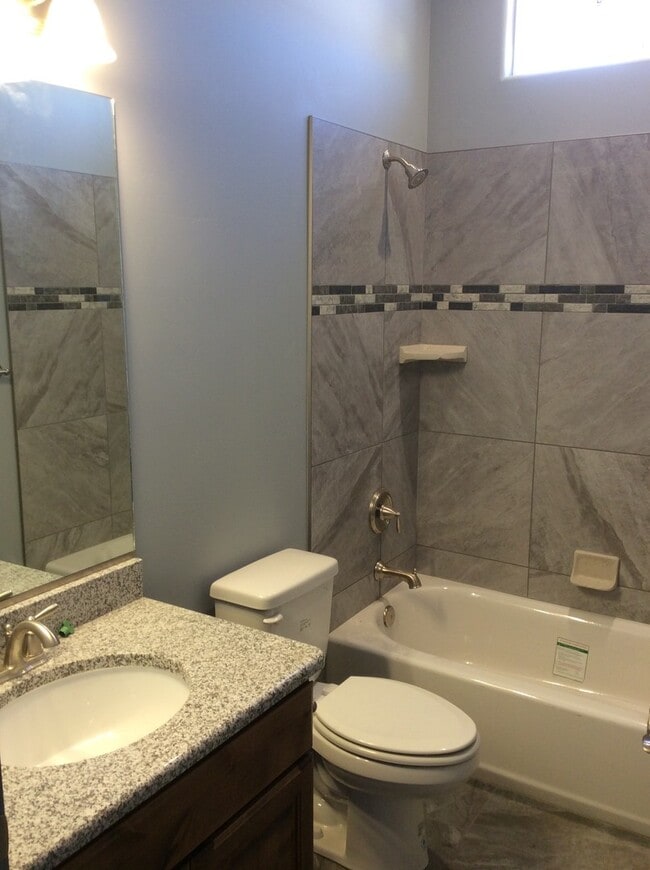 Building Photo - 3 Bed 2 Bath Townhome in Hurricane