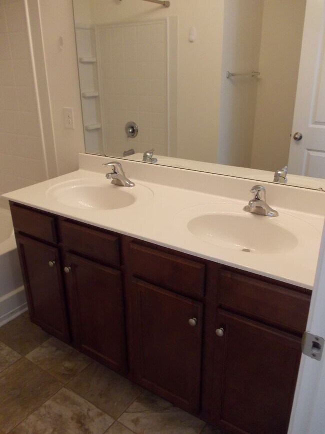 Building Photo - 2528 Walnut Forest Dr