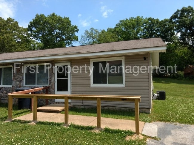 Building Photo - 2 bedroom 1 bath Duplex East Ridge