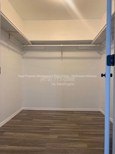 Building Photo - 205 W Parks St