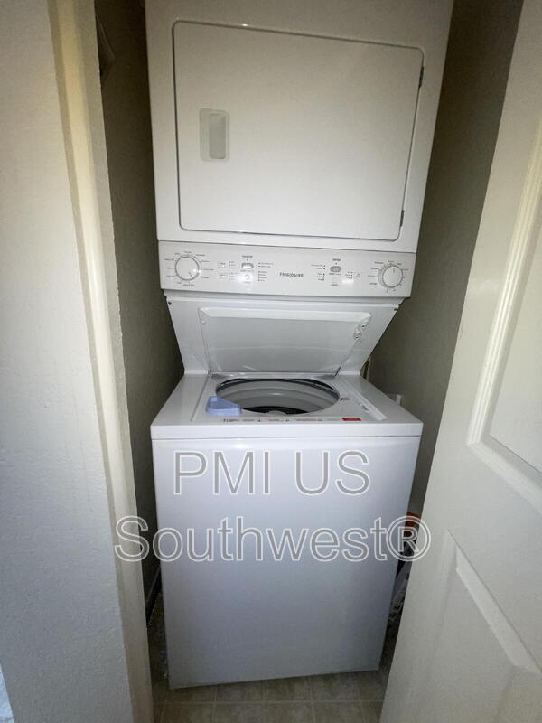 Building Photo - 1800 Club House Dr