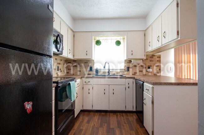 Building Photo - Beautiful 3Bd/2.5Ba