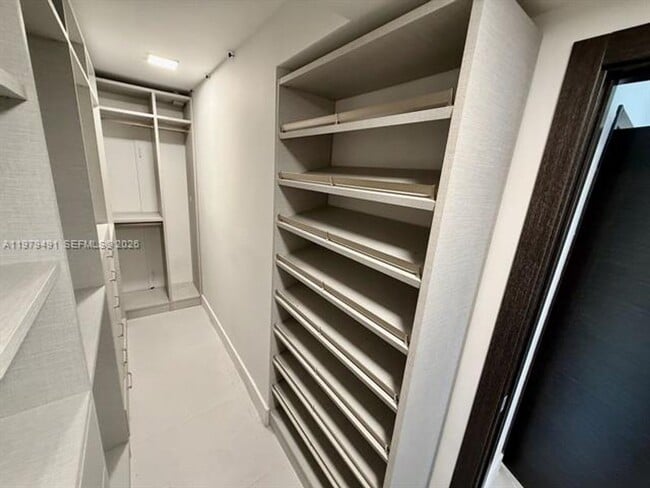 Building Photo - 900 Bay Dr