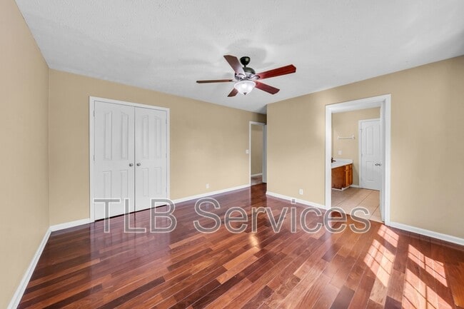 Building Photo - 211 Fall Creek Dr