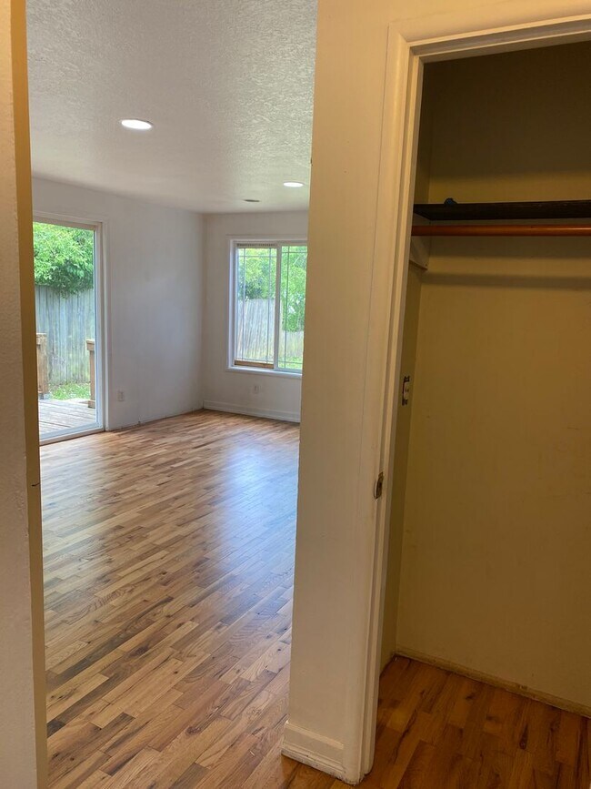 Building Photo - 4 bed 1 bath