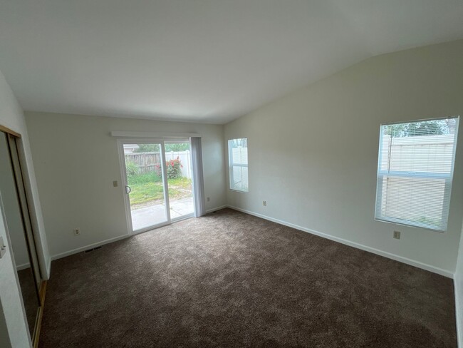 Building Photo - 3221 Turtle Creek Dr