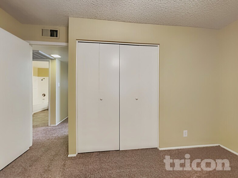 Building Photo - 6258 W Wolf St