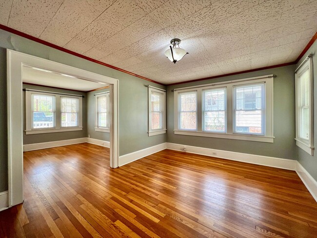 Building Photo - Charming West Asheville Home!