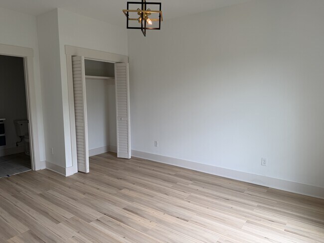 Building Photo - 105 Hart Ln