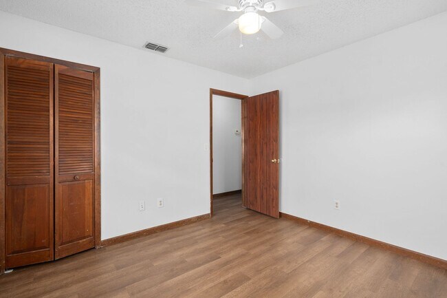 Building Photo - **Recently upgraded 4/2 pool home in Longw...
