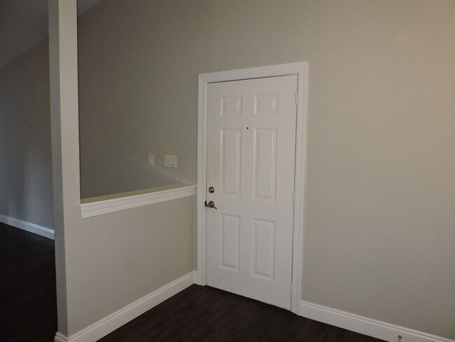 Building Photo - Convenient to schools, beaches & shopping.