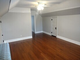 Building Photo - 216 E 2nd St