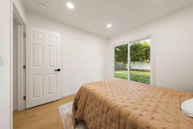 Building Photo - 5552 E Knoll Dr