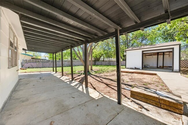 Building Photo - 10004 Woodhaven Dr