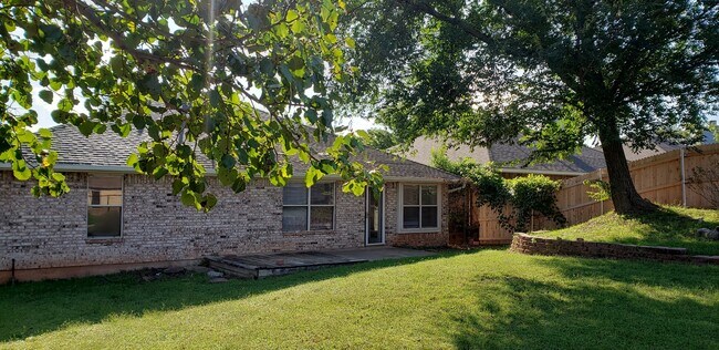 Building Photo - Charming Home in Stonepoint!