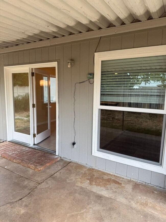 Building Photo - 3-bedroom, 2-bathroom home in great neighb...