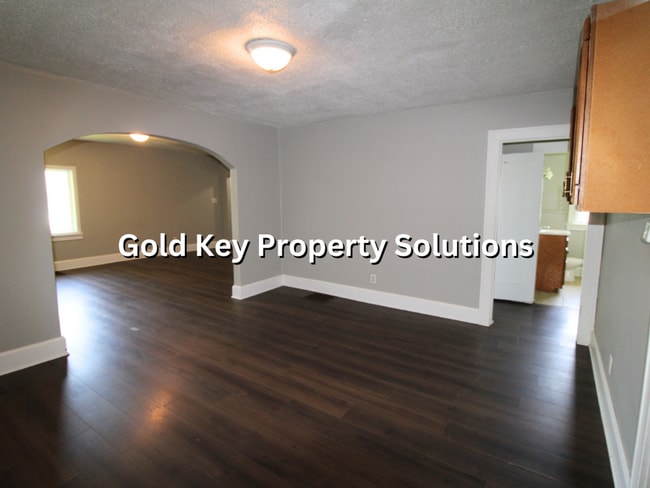 Building Photo - Spacious 2 BR 1 BA House with Dining Room ...