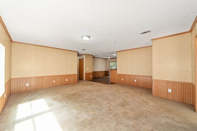 Building Photo - Spacious 3BR/2BA Home  Available Now!