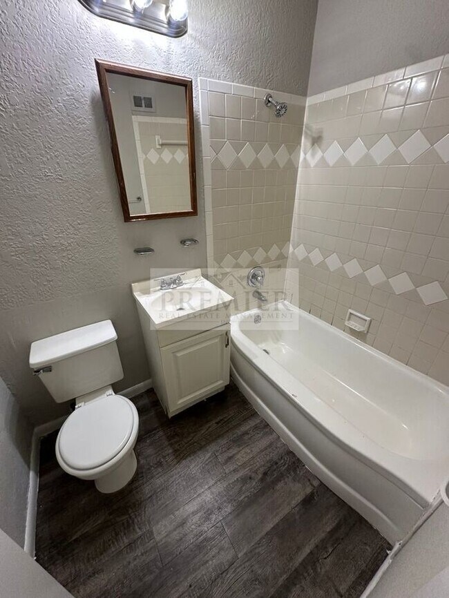 Building Photo - 2 bd/1 ba Duplex - 6205 E 152nd Terr #B, Grandview, MO 64030- Fresh interior - Rent $850