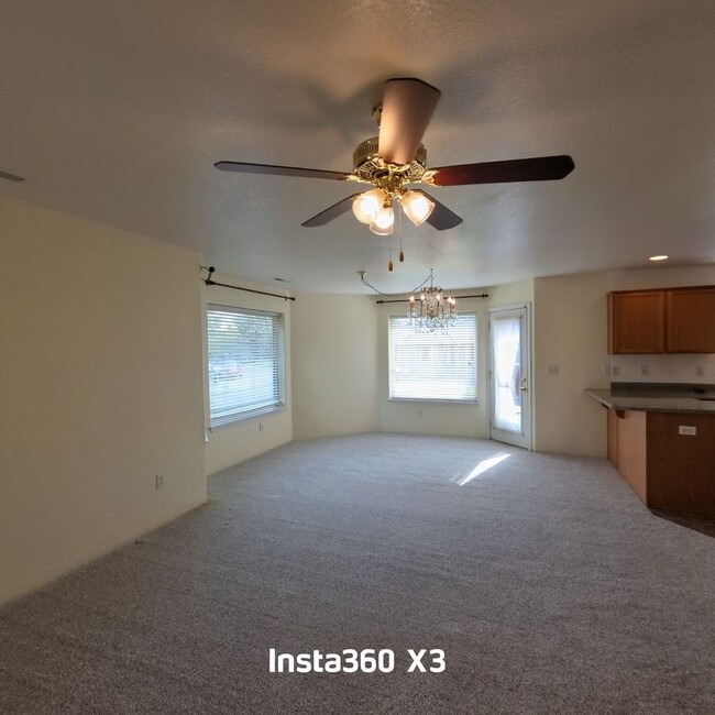 Building Photo - Charming 3 Bed 2 Bath Medford Townhome