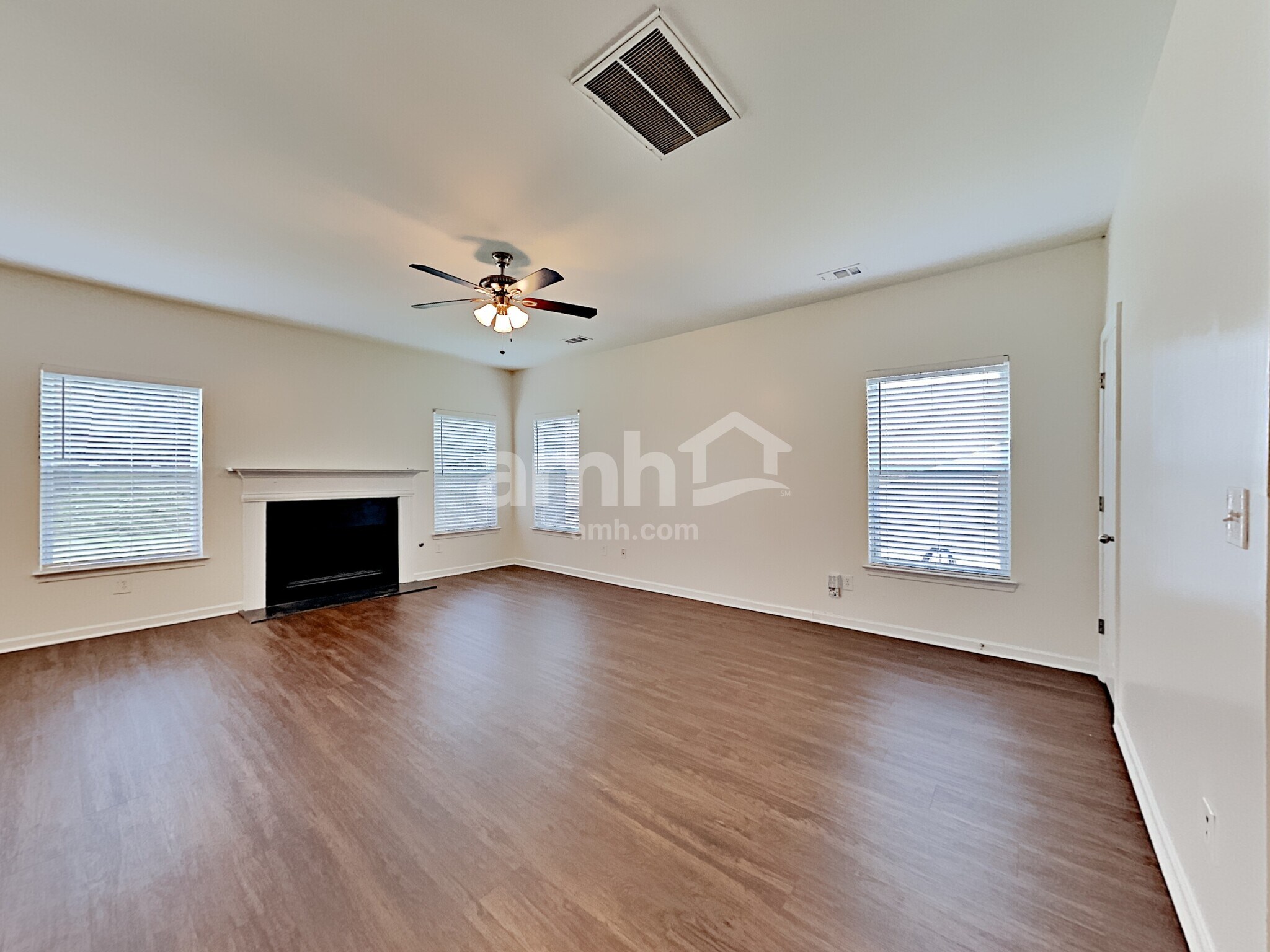 Building Photo - 2425 Valley Creek Dr