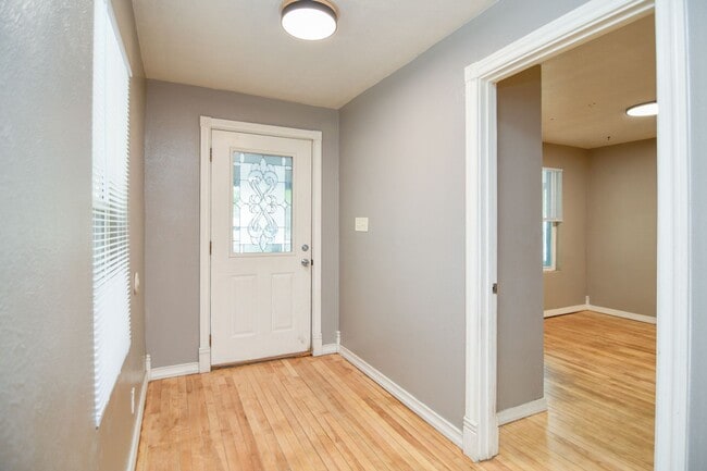 Building Photo - 4 Bed 1 Bath Single Family Home