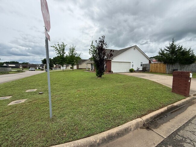 Building Photo - Nice 3 Bed 2 Bath House.  Yard Care Included.  Gas Heat & Hot Water