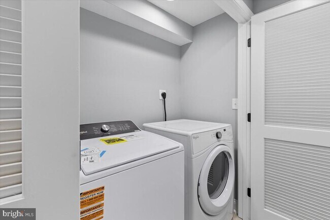 Building Photo - 616 Hyson St