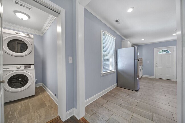 Building Photo - Lovely 2 Bed 1 Bath Bungalow Home in Charl...